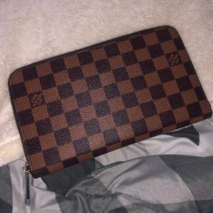 LV Wallet 10/10 condition